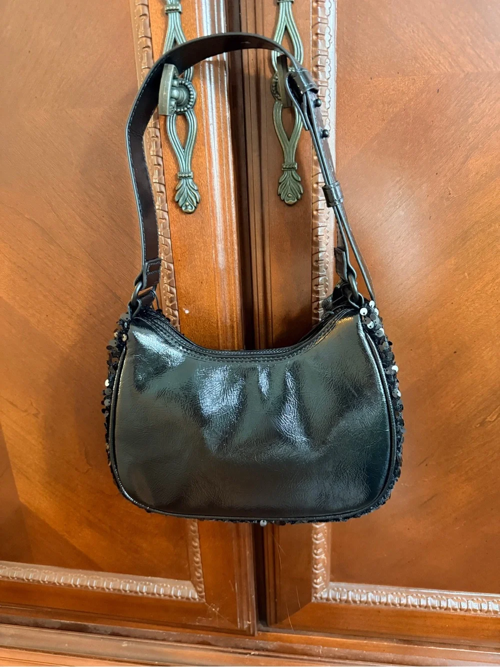 Nicole Miller NWT sequin &
Patent leather evening bag. 
Adjustable strap - Picture 7 of 13